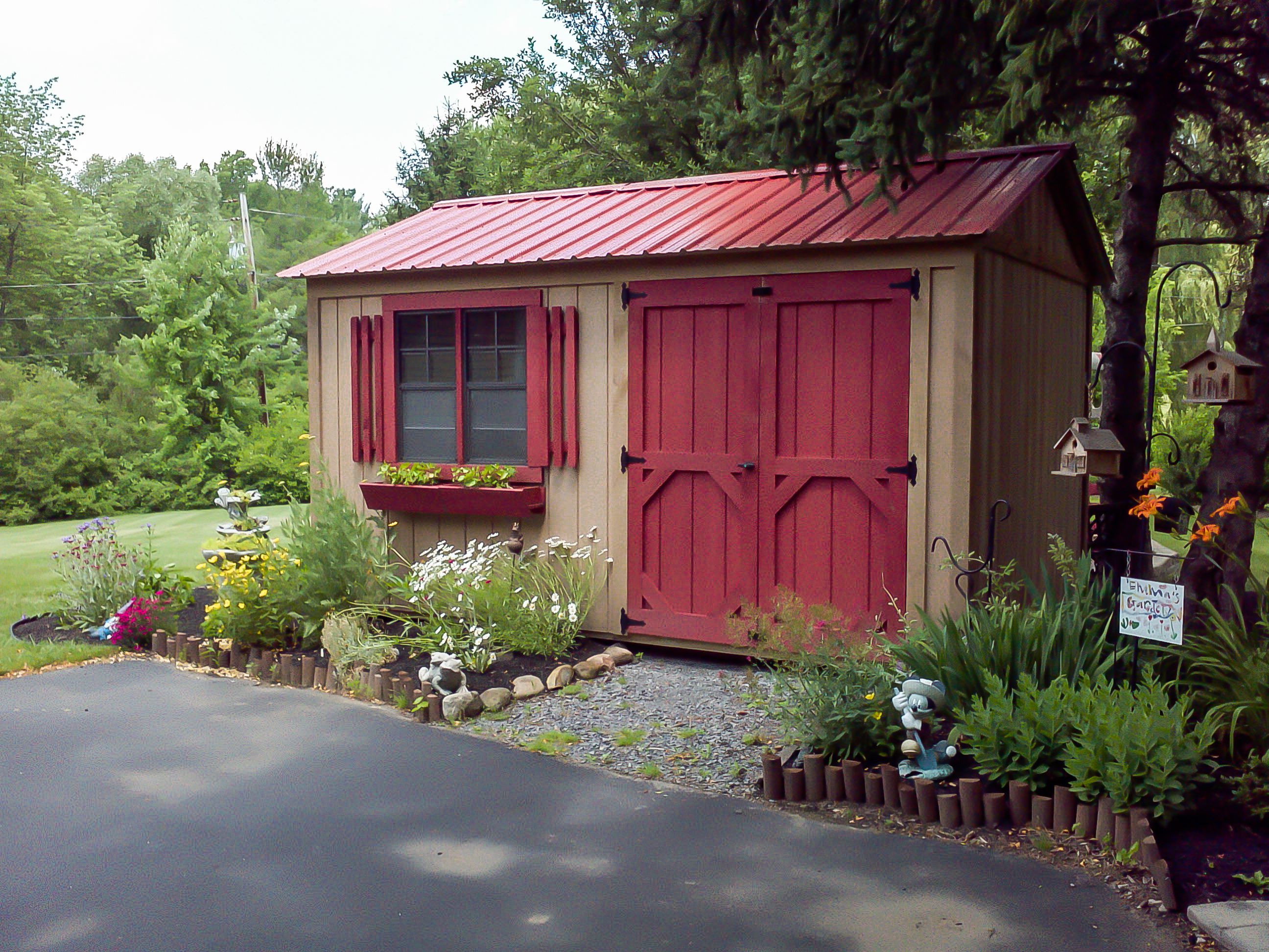 Unique sheds come in all varieties. There are utility sheds, garden 